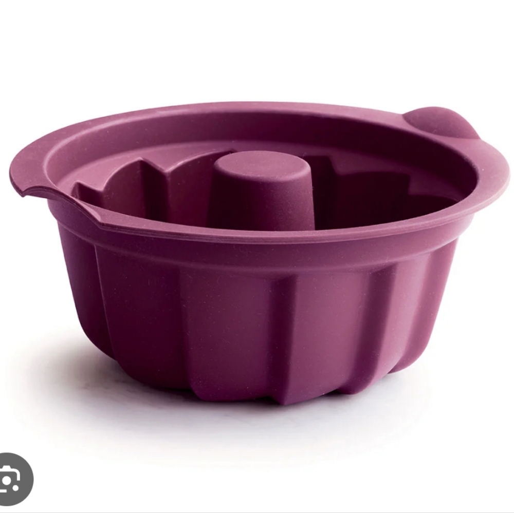 Tupperware Silicone Bundt cake form New